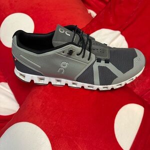 ON Cloude size 10 men’s. Very good shape! Orthotics insole included.